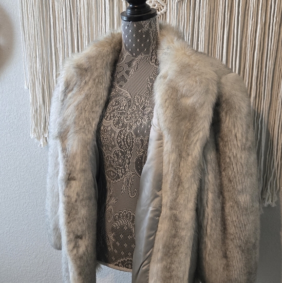Elegant Gray Faux Fur Coat - Picture 5 of 6